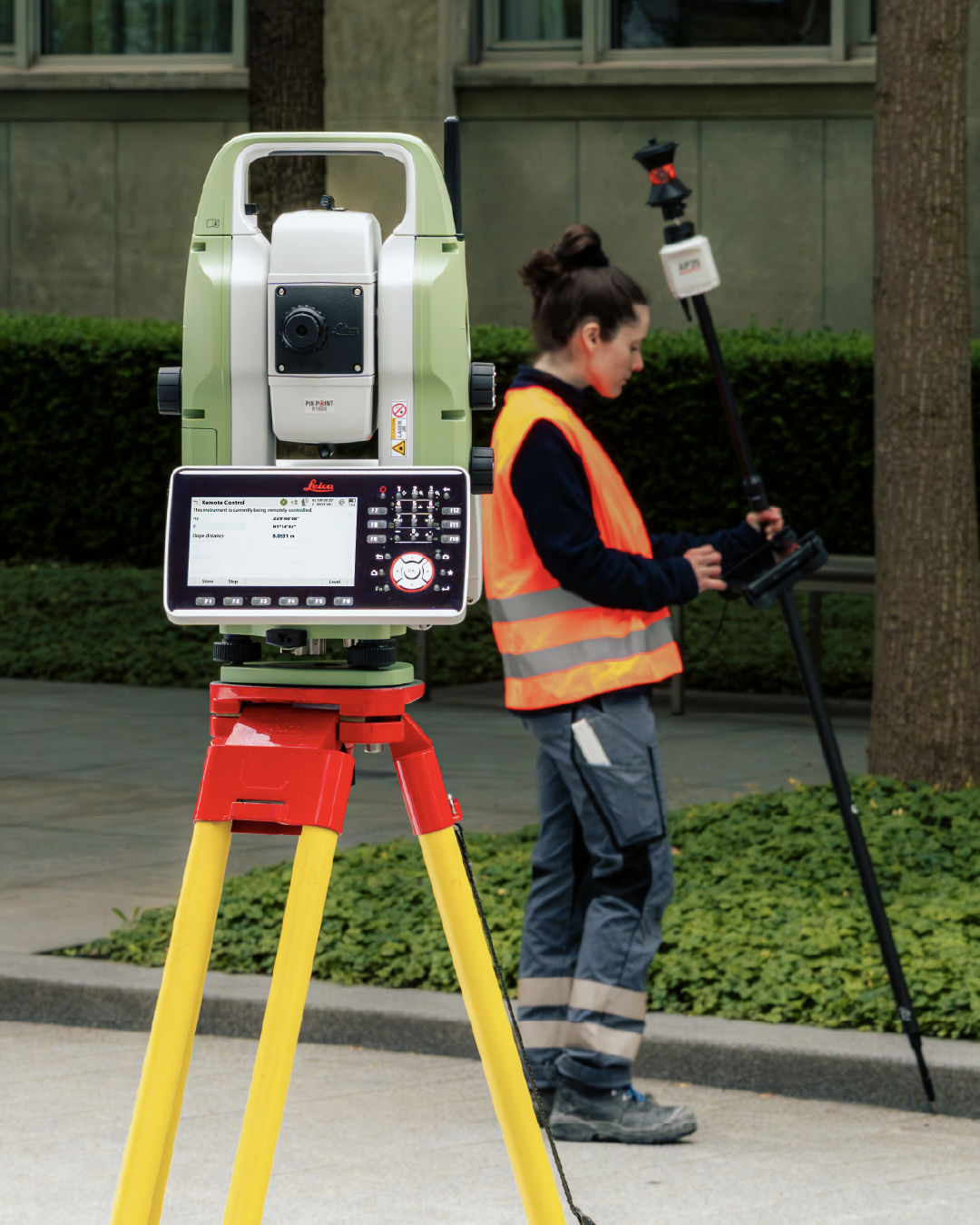 Leica TS20 robotic total station terbaru untuk pekerjaan survei dan stakeout